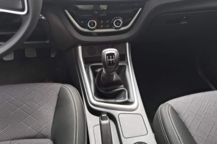 Used Isuzu JLM 2022 2.8T Classic Diesel Two-Wheel Drive Comfort Version with Long Wheelbase – JE493ZLQ6E Gear Lever