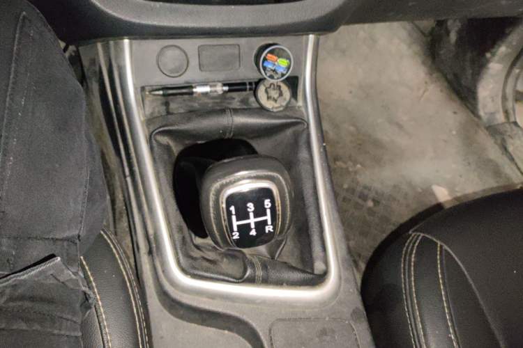 Used Isuzu JLM 2022 2.8T Classic Diesel Two-Wheel Drive Comfort Version with Standard Wheelbase – JE493ZLQ6E Gear Lever