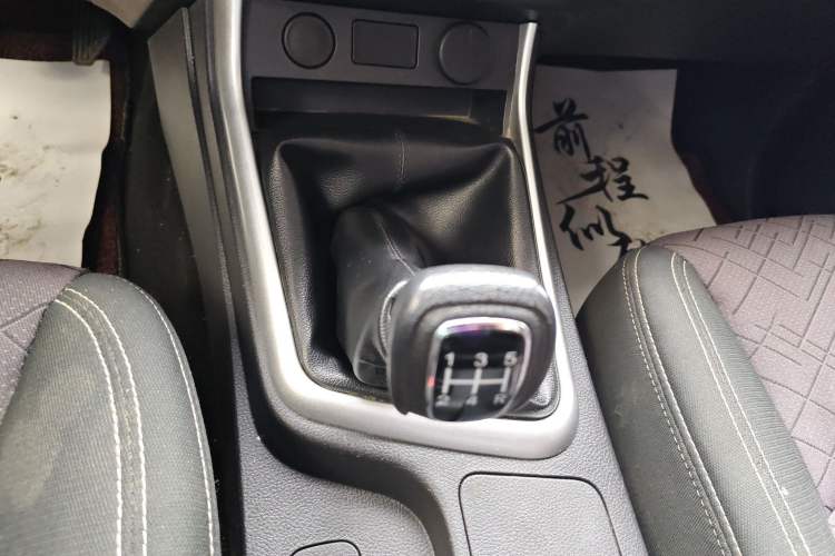 Used Isuzu JLM 2022 2.8T Classic Diesel Two-Wheel Drive Comfort Version with Standard Wheelbase – JE493ZLQ6E Gear Lever