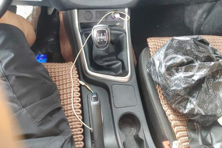 Used Isuzu JLM 2022 2.8T Classic Diesel Two-Wheel Drive Comfort Version with Long Wheelbase – JE493ZLQ6E Gear Lever