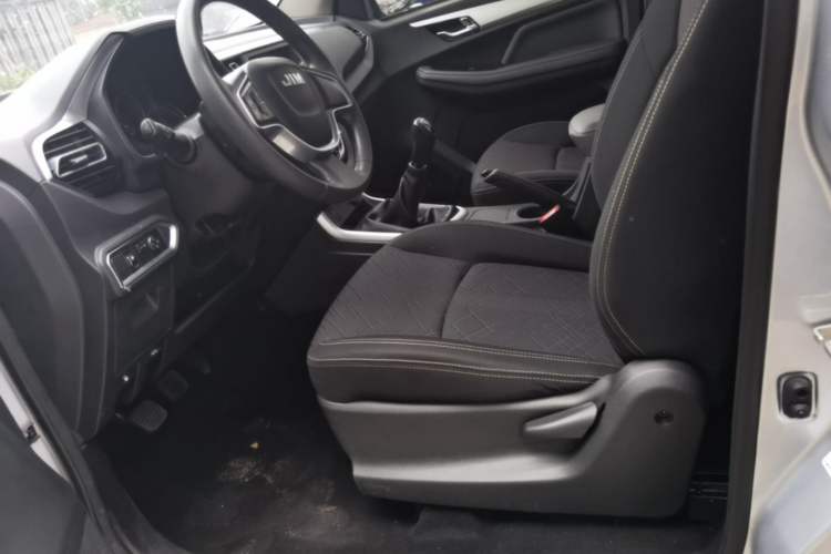 Used Isuzu JLM 2022 2.8T Classic Diesel Two-Wheel Drive Comfort Version with Long Wheelbase – JE493ZLQ6E Left Front Seat