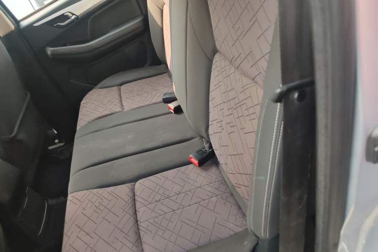 Used Isuzu JLM 2022 2.8T Classic Diesel Two-Wheel Drive Comfort Version with Standard Wheelbase – JE493ZLQ6E Left Rear Seat