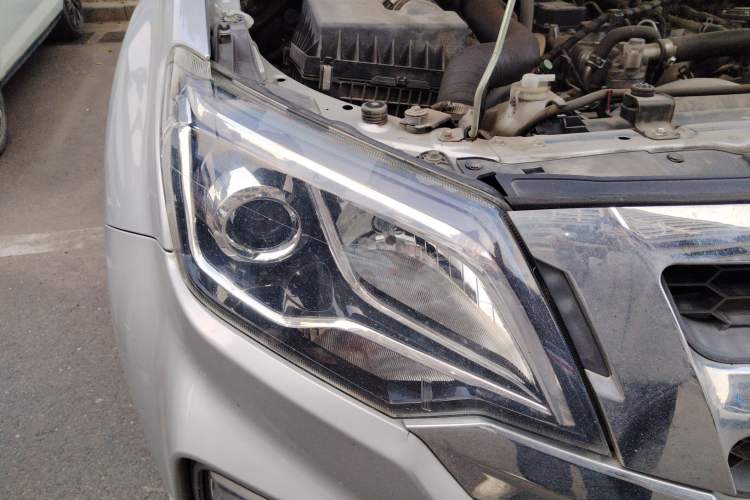 Used Isuzu JLM 2022 2.8T Classic Diesel Two-Wheel Drive Comfort Version with Long Wheelbase – JE493ZLQ6E Right Front Headlight