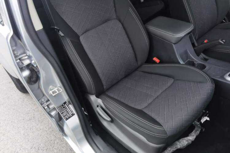 Used Isuzu JLM 2022 2.8T Classic Diesel Two-Wheel Drive Comfort Version with Long Wheelbase – JE493ZLQ6E Right Front Seat