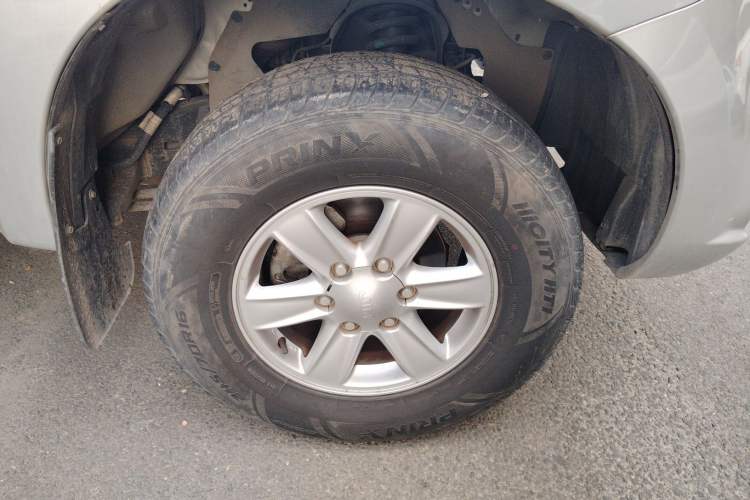 Used Isuzu JLM 2022 2.8T Classic Diesel Two-Wheel Drive Comfort Version with Long Wheelbase – JE493ZLQ6E Right Front Wheel Hub