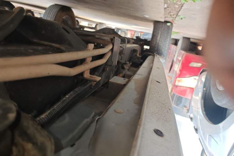 Used Isuzu JLM 2022 2.8T Classic Diesel Two-Wheel Drive Comfort Version with Standard Wheelbase – JE493ZLQ6E Right Side Sill