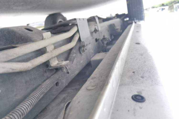 Used Isuzu JLM 2022 2.8T Classic Diesel Two-Wheel Drive Comfort Version with Long Wheelbase – JE493ZLQ6E Right Side Sill