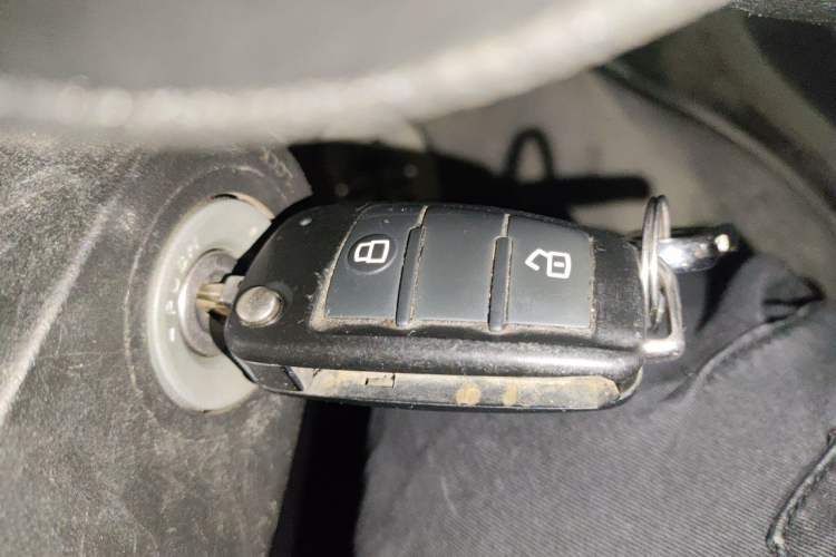 Used Isuzu JLM 2022 2.8T Classic Diesel Two-Wheel Drive Comfort Version with Standard Wheelbase – JE493ZLQ6E Vehicle Key
