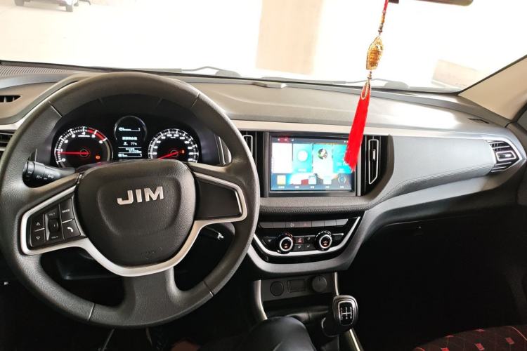 Used Isuzu JLM 2022 2.8T Classic Diesel Two-Wheel Drive Comfort Version with Long Wheelbase – JE493ZLQ6E Center Console