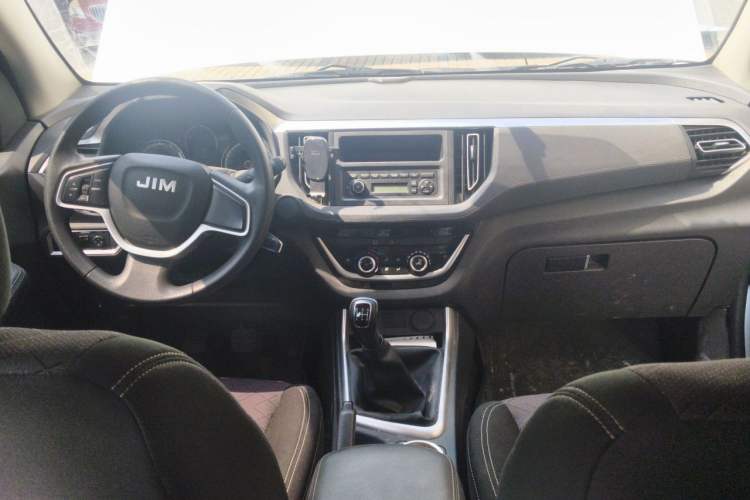 Used Isuzu JLM 2022 2.8T Classic Diesel Two-Wheel Drive Comfort Version with Long Wheelbase – JE493ZLQ6E Center Console