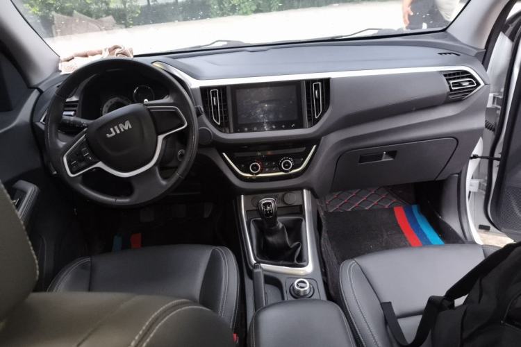 Used Isuzu JLM 2022 2.8T Classic Diesel 4x4 Comfort Plus Long Wheelbase Version JE493ZLQ6E Center Console