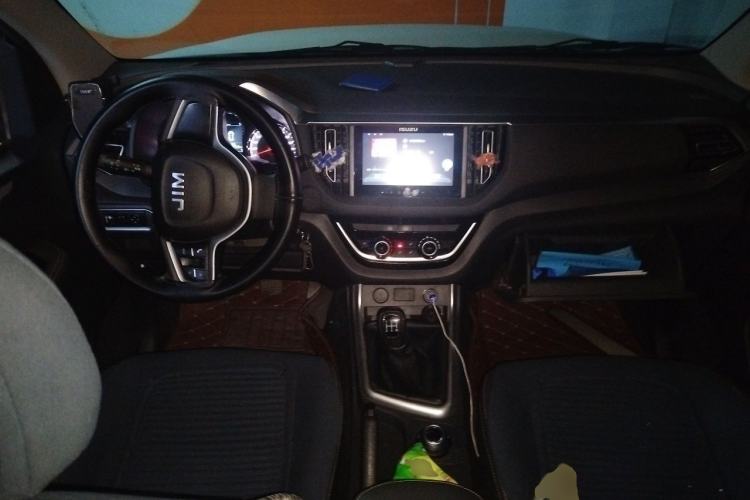 Used Isuzu JLM 2022 2.8T Classic Diesel 4x4 Comfort Version with Long Wheelbase – JE493ZLQ6E Center Console