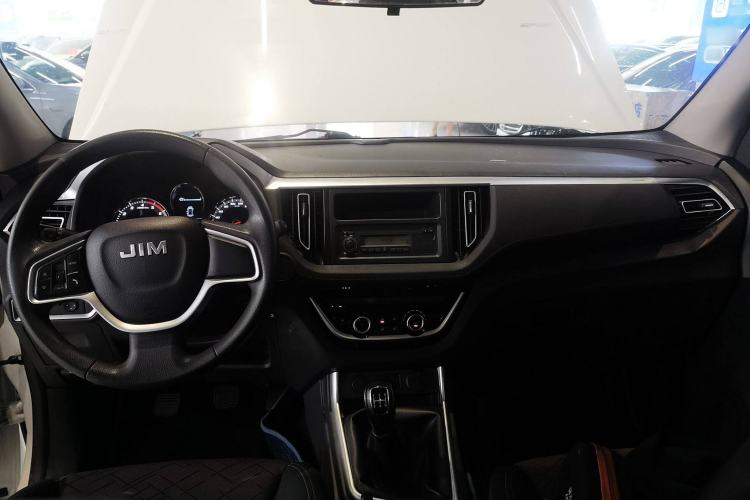 Used Isuzu JLM 2022 2.8T Classic Diesel Two-Wheel Drive Comfort Version with Standard Wheelbase – JE493ZLQ6E Center Console