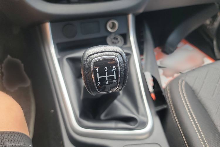 Used Isuzu JLM 2022 2.8T Classic Diesel Two-Wheel Drive Comfort Version with Long Wheelbase – JE493ZLQ6E Gear Lever