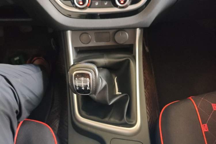 Used Isuzu JLM 2022 2.8T Classic Diesel Two-Wheel Drive Comfort Version with Long Wheelbase – JE493ZLQ6E Gear Lever