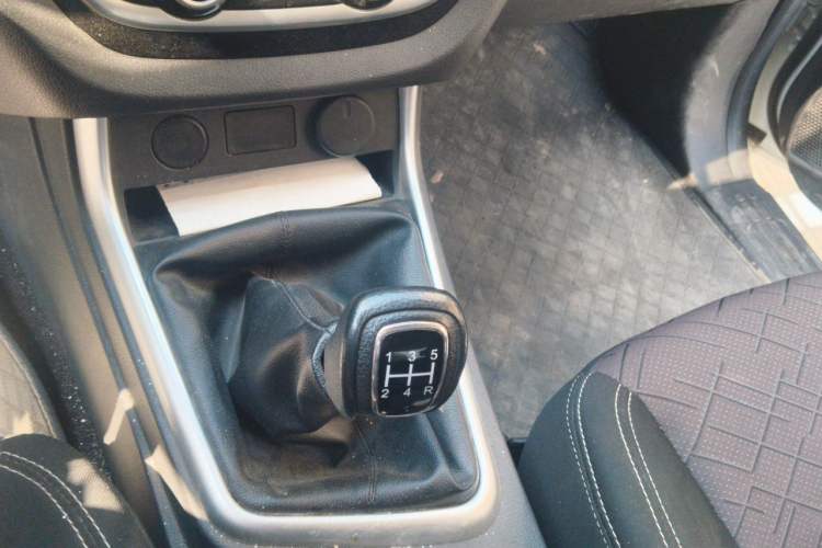 Used Isuzu JLM 2022 2.8T Classic Diesel Two-Wheel Drive Comfort Version with Long Wheelbase – JE493ZLQ6E Gear Lever