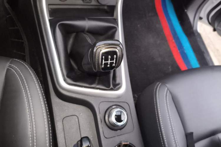Used Isuzu JLM 2022 2.8T Classic Diesel 4x4 Comfort Plus Long Wheelbase Version JE493ZLQ6E Gear Lever