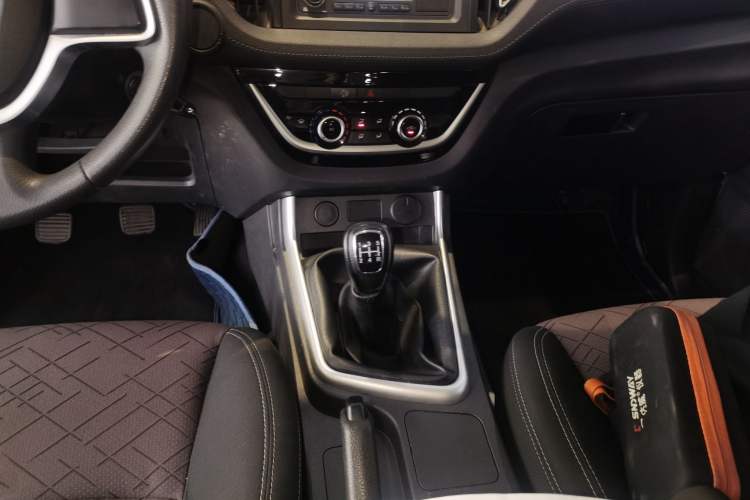 Used Isuzu JLM 2022 2.8T Classic Diesel Two-Wheel Drive Comfort Version with Standard Wheelbase – JE493ZLQ6E Gear Lever