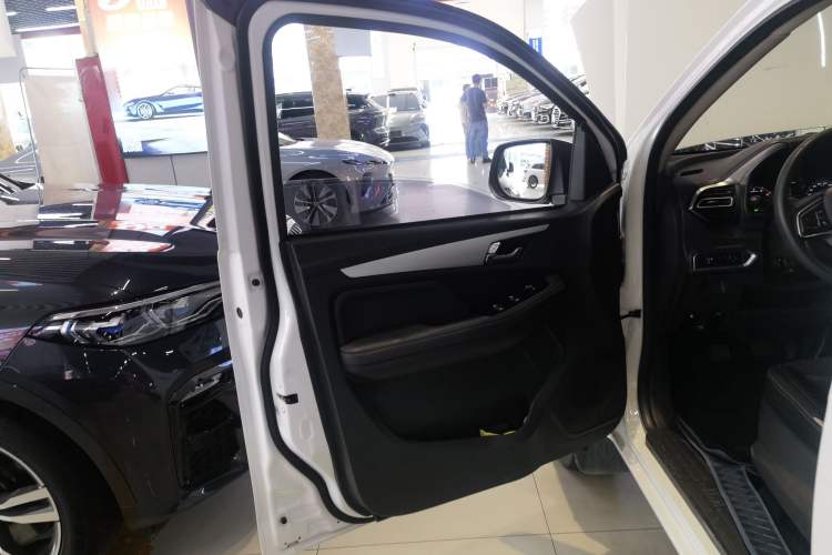Used Isuzu JLM 2022 2.8T Classic Diesel Two-Wheel Drive Comfort Version with Standard Wheelbase – JE493ZLQ6E Left Front Door Interior