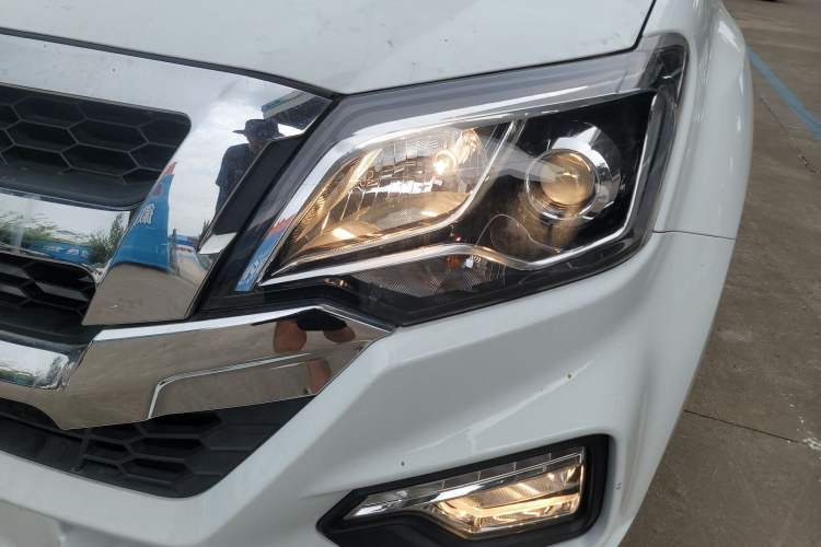 Used Isuzu JLM 2022 2.8T Classic Diesel Two-Wheel Drive Comfort Version with Long Wheelbase – JE493ZLQ6E Left Front Headlight