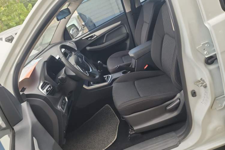 Used Isuzu JLM 2022 2.8T Classic Diesel Two-Wheel Drive Comfort Version with Long Wheelbase – JE493ZLQ6E Left Front Seat
