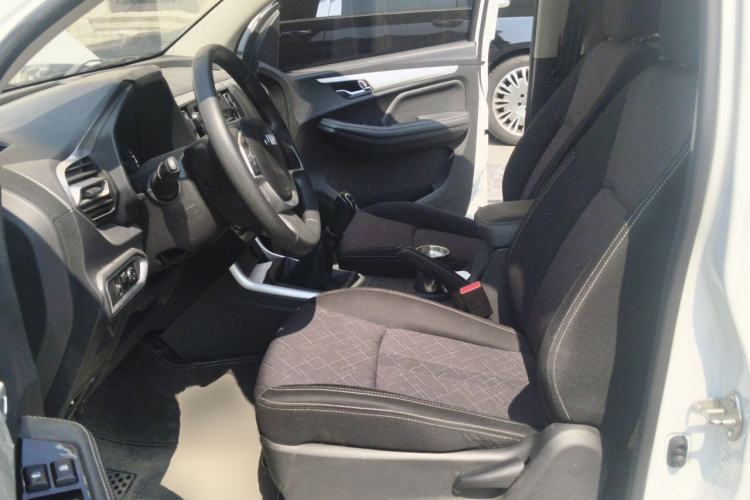 Used Isuzu JLM 2022 2.8T Classic Diesel Two-Wheel Drive Comfort Version with Long Wheelbase – JE493ZLQ6E Left Front Seat