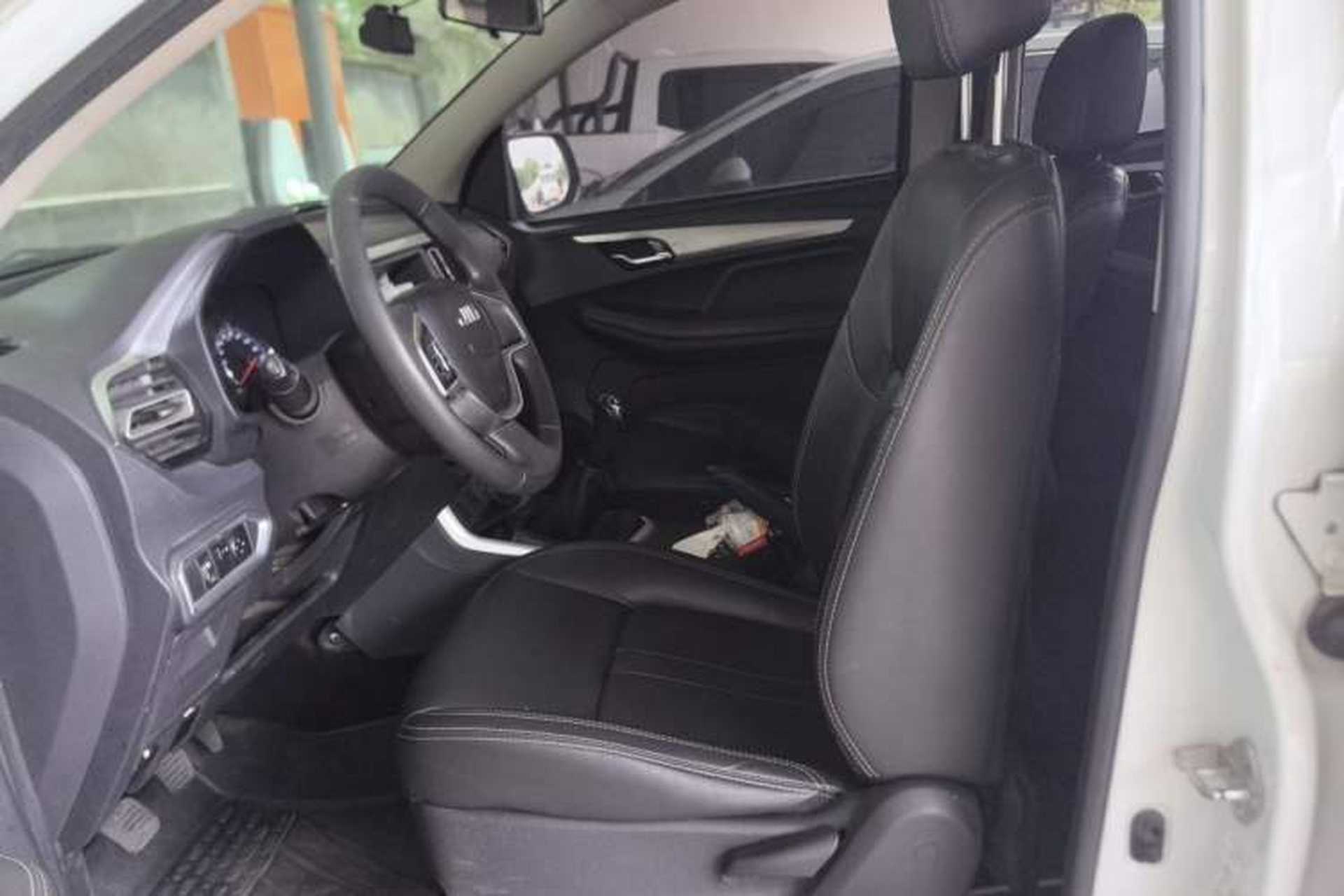 Used Isuzu JLM 2022 2.8T Classic Diesel Two-Wheel Drive Comfort Version with Long Wheelbase – JE493ZLQ6E Left Front Seat