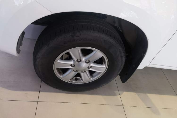 Used Isuzu JLM 2022 2.8T Classic Diesel Two-Wheel Drive Comfort Version with Standard Wheelbase – JE493ZLQ6E Left Front Wheel Hub
