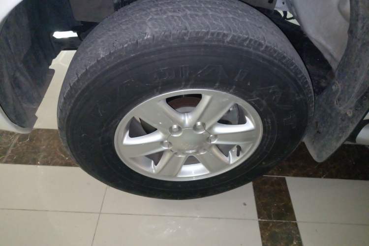 Used Isuzu JLM 2022 2.8T Classic Diesel Two-Wheel Drive Comfort Version with Long Wheelbase – JE493ZLQ6E Left Front Wheel Hub
