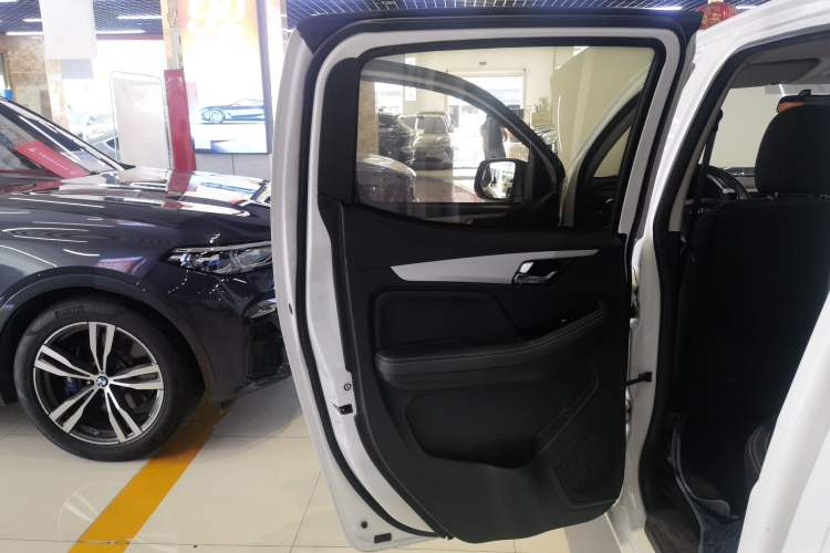 Used Isuzu JLM 2022 2.8T Classic Diesel Two-Wheel Drive Comfort Version with Standard Wheelbase – JE493ZLQ6E Left Rear Door Interior
