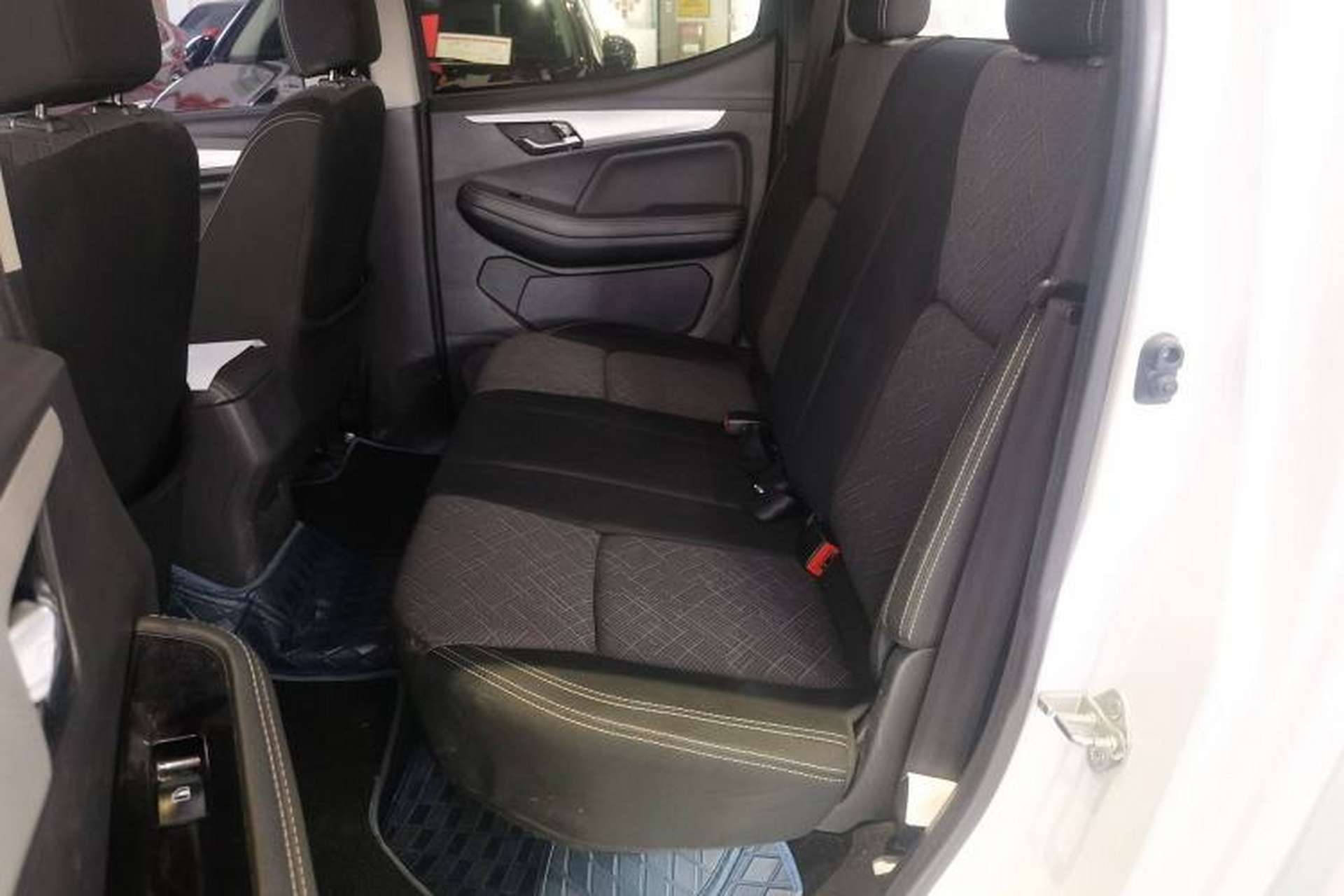 Used Isuzu JLM 2022 2.8T Classic Diesel Two-Wheel Drive Comfort Version with Standard Wheelbase – JE493ZLQ6E Left Rear Seat