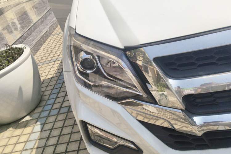 Used Isuzu JLM 2022 2.8T Classic Diesel Two-Wheel Drive Comfort Version with Long Wheelbase – JE493ZLQ6E Right Front Headlight