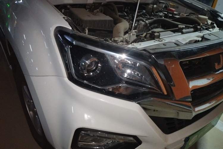 Used Isuzu JLM 2022 2.8T Classic Diesel 4x4 Comfort Version with Long Wheelbase – JE493ZLQ6E Right Front Headlight