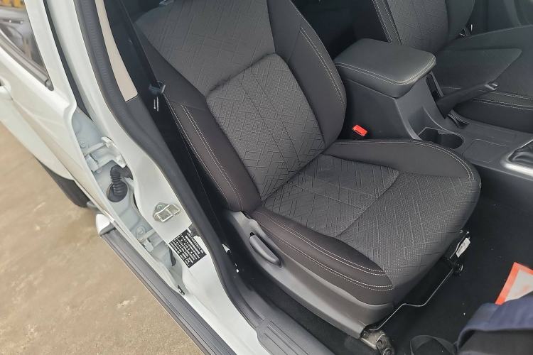 Used Isuzu JLM 2022 2.8T Classic Diesel Two-Wheel Drive Comfort Version with Long Wheelbase – JE493ZLQ6E Right Front Seat