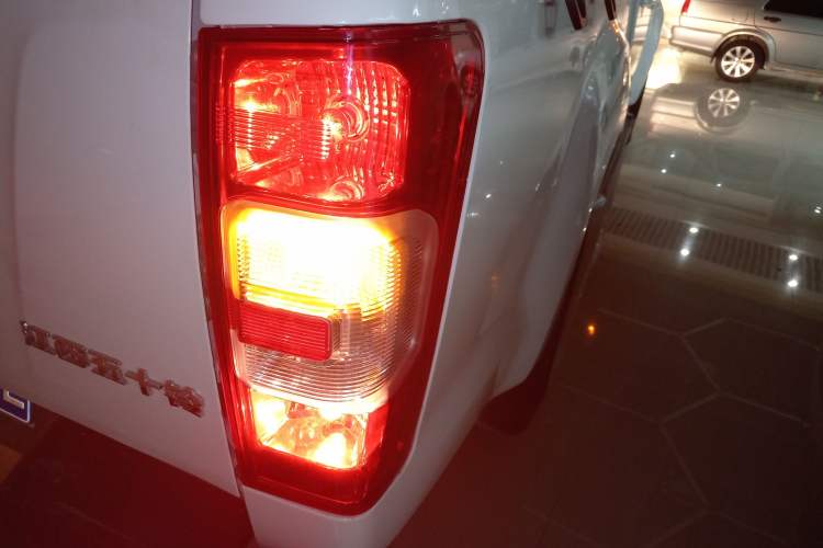 Used Isuzu JLM 2022 2.8T Classic Diesel Two-Wheel Drive Comfort Version with Long Wheelbase – JE493ZLQ6E Right Rear Taillight