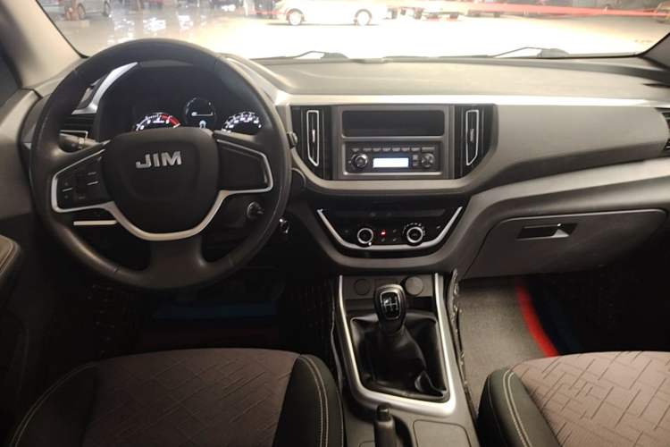 Used Isuzu JLM 2022 2.8T Classic Diesel Two-Wheel Drive Comfort Version with Long Wheelbase – JE493ZLQ6E Center Console