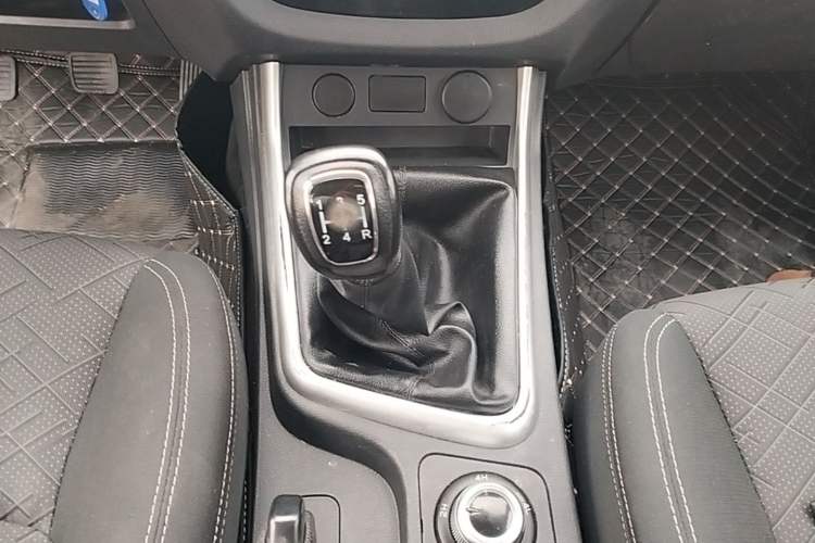 Used Isuzu JLM 2022 2.4T Classic Gasoline 4x4 Comfort Version with Long Wheelbase – 4K22D4T Gear Lever