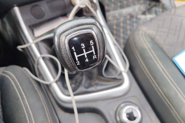 Used Isuzu JLM 2022 2.8T Classic Diesel 4x4 Comfort Version with Long Wheelbase – JE493ZLQ6E Gear Lever