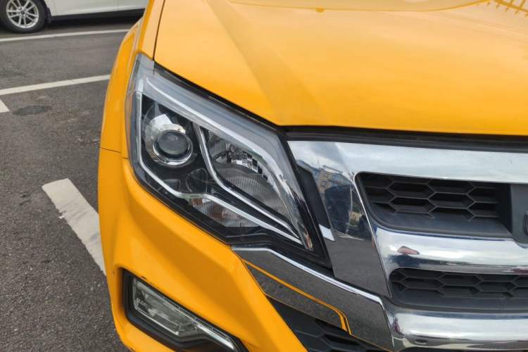 Used Isuzu JLM 2022 2.8T Classic Diesel 4x4 Comfort Version with Long Wheelbase – JE493ZLQ6E Right Front Headlight
