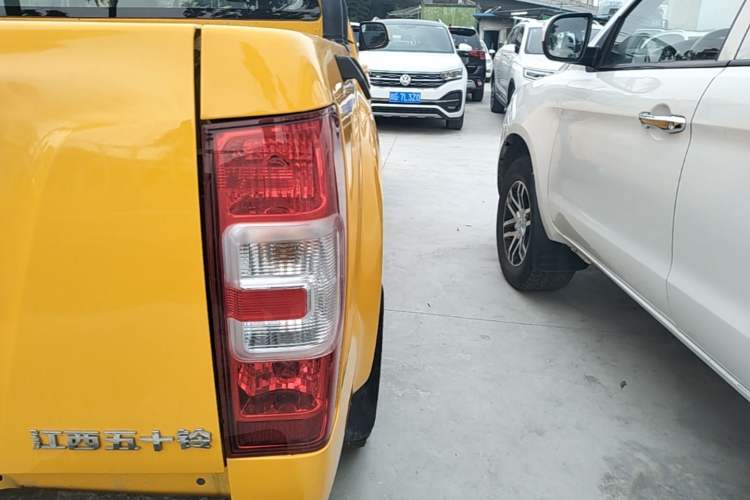 Used Isuzu JLM 2022 2.4T Classic Gasoline 4x4 Comfort Version with Long Wheelbase – 4K22D4T Right Rear Taillight
