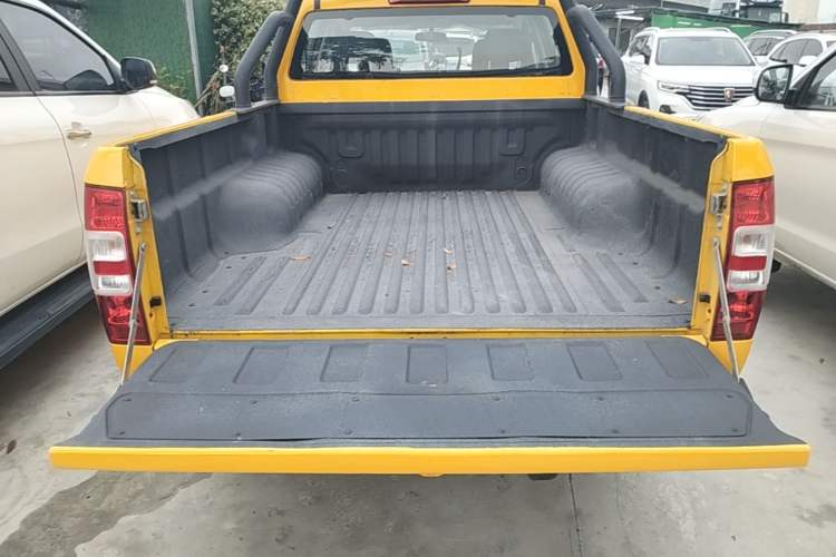 Used Isuzu JLM 2022 2.4T Classic Gasoline 4x4 Comfort Version with Long Wheelbase – 4K22D4T Trunk