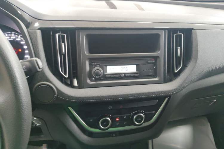 Used Isuzu JLM 2023 2.5T Diesel Manual Two-Wheel Drive Chima Long-Wheelbase Version Audio And AC Panel