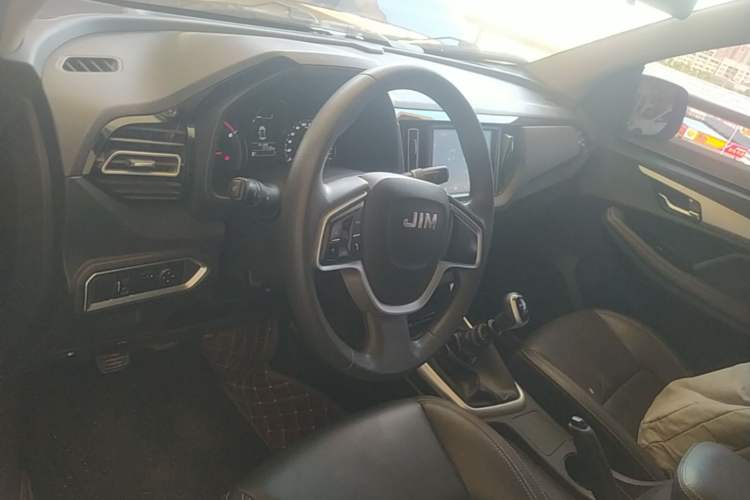 Used Isuzu JLM 2023 2.5T Diesel Manual Two-Wheel Drive Chima Long-Wheelbase Version Center Console