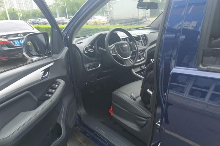 Used Isuzu JLM 2023 2.5T Diesel Manual 4x4 Chima Long-Wheelbase Version Left Front Seat
