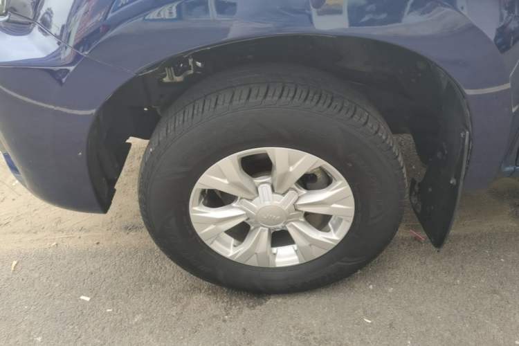 Used Isuzu JLM 2023 2.5T Diesel Manual 4x4 Chima Long-Wheelbase Version Left Front Wheel Hub