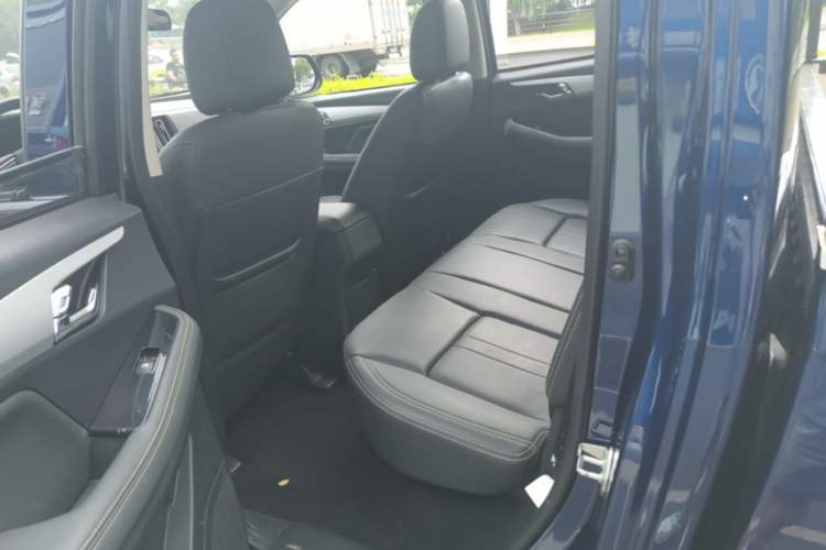 Used Isuzu JLM 2023 2.5T Diesel Manual 4x4 Chima Long-Wheelbase Version Left Rear Seat