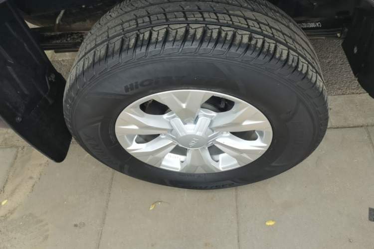 Used Isuzu JLM 2023 2.5T Diesel Manual 4x4 Chima Long-Wheelbase Version Right Rear Wheel Hub