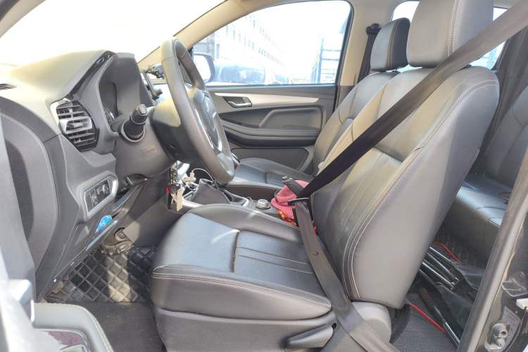 Used Isuzu JLM 2023 2.5T Diesel Manual 4x4 Chima Long-Wheelbase Version Left Front Seat