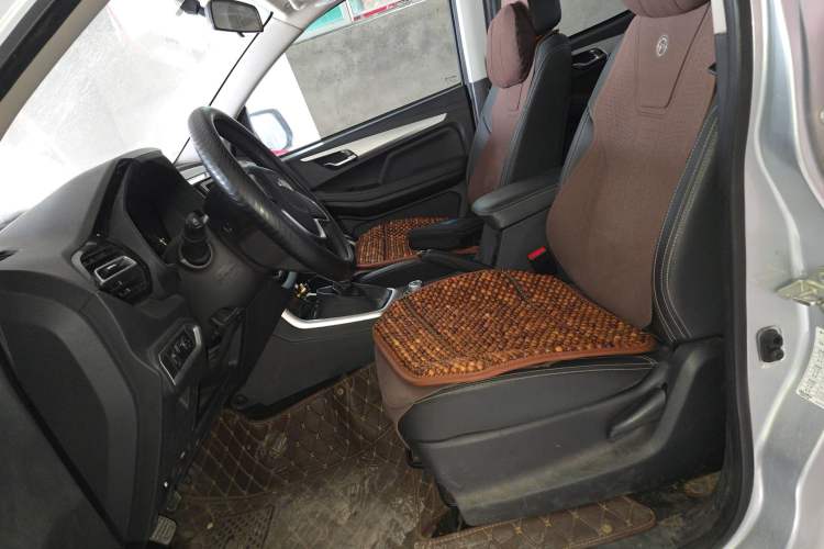 Used Isuzu JLM 2023 2.5T Diesel Manual 4x4 Chima Long-Wheelbase Version Left Front Seat