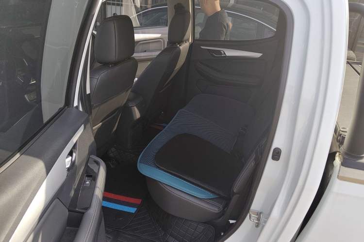 Used Isuzu JLM 2023 2.5T Diesel Manual 4x4 Chima Long-Wheelbase Version Left Rear Seat